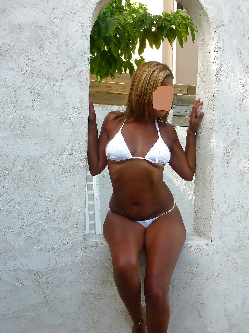 25P Ma beurette marocaine en bikini string blanc