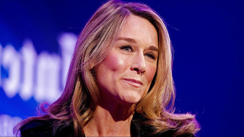 25P Would love to lick Angela Ahrendts' boots