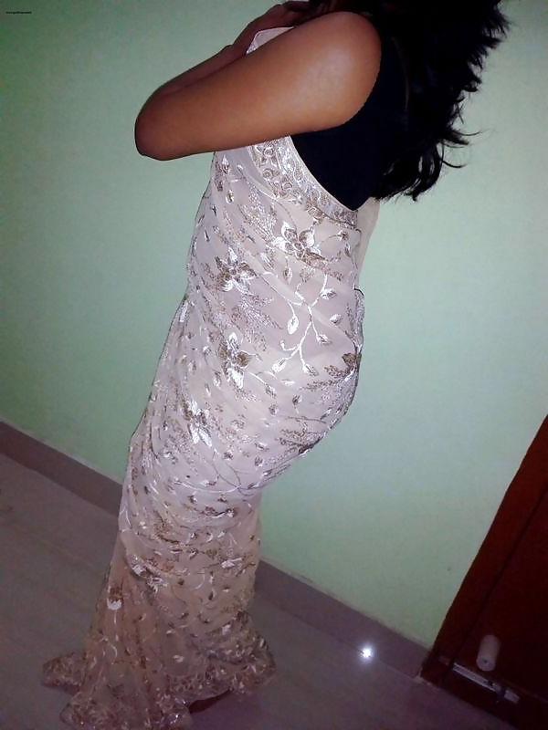 9P That sexy Indian office lady.. taking off her saree 