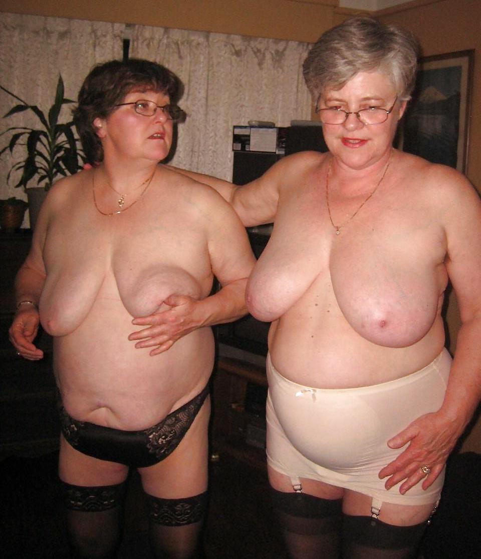 19P Older girlfriends with saggy tits.