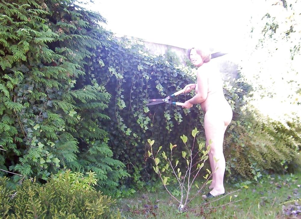 9P Work nude in my garden