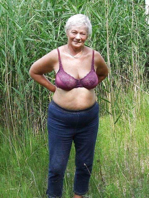 25P Mature with big floppy tits!!