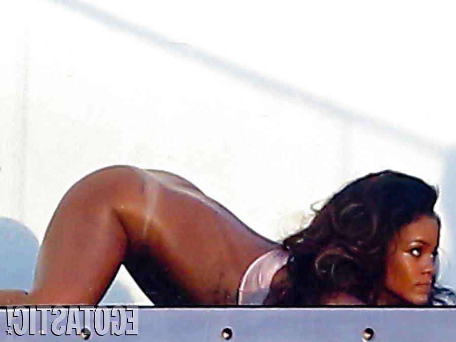 16P Rihanna Bottomless Photoshoot Pictures