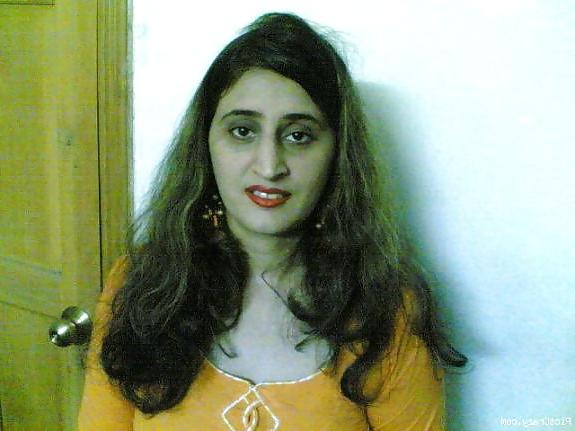 25P Paki Muslim aunty becomes Hindu maid and sex slave