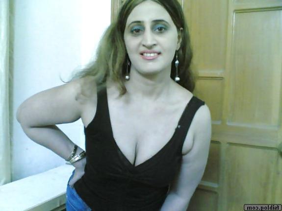 25P Paki Muslim aunty becomes Hindu maid and sex slave