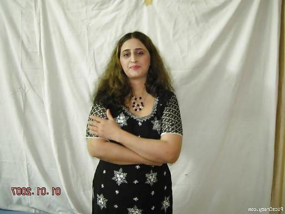 25P Paki Muslim aunty becomes Hindu maid and sex slave