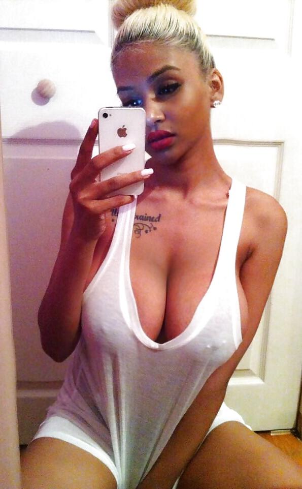 25P HOT EBONY SELFIES