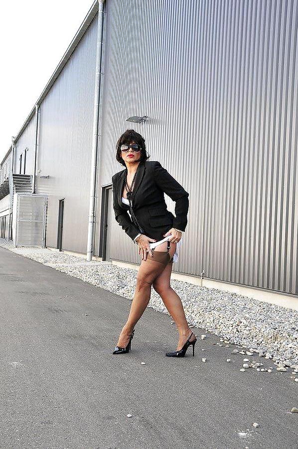 12P Mature milf Amanda in sexy stockings outdoors