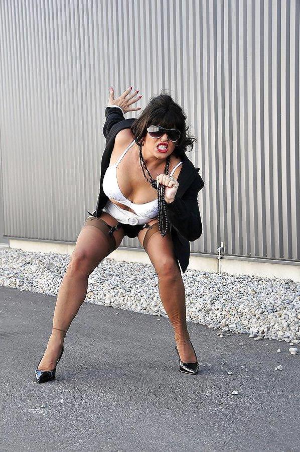 12P Mature milf Amanda in sexy stockings outdoors