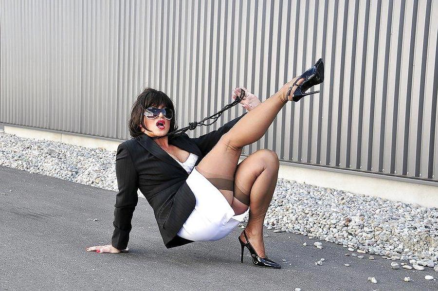 12P Mature milf Amanda in sexy stockings outdoors