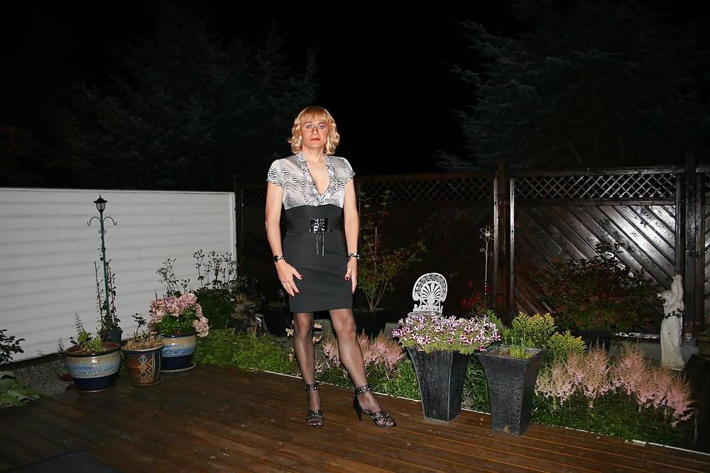 7P Nina in garden