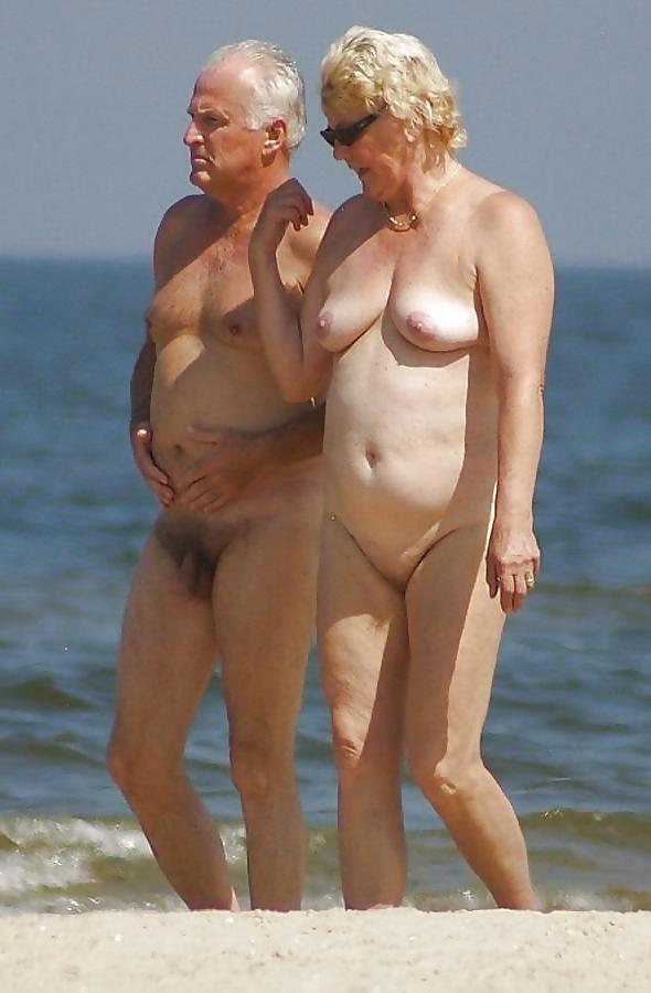 20P Naked couple 37.