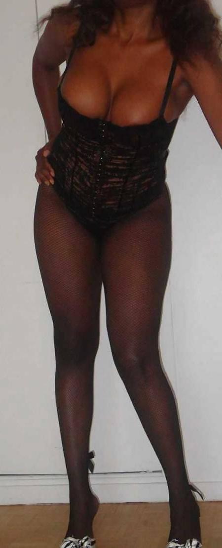 10P Ebony escort from france