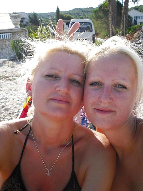 7P Daughter's friend and mom selfpics