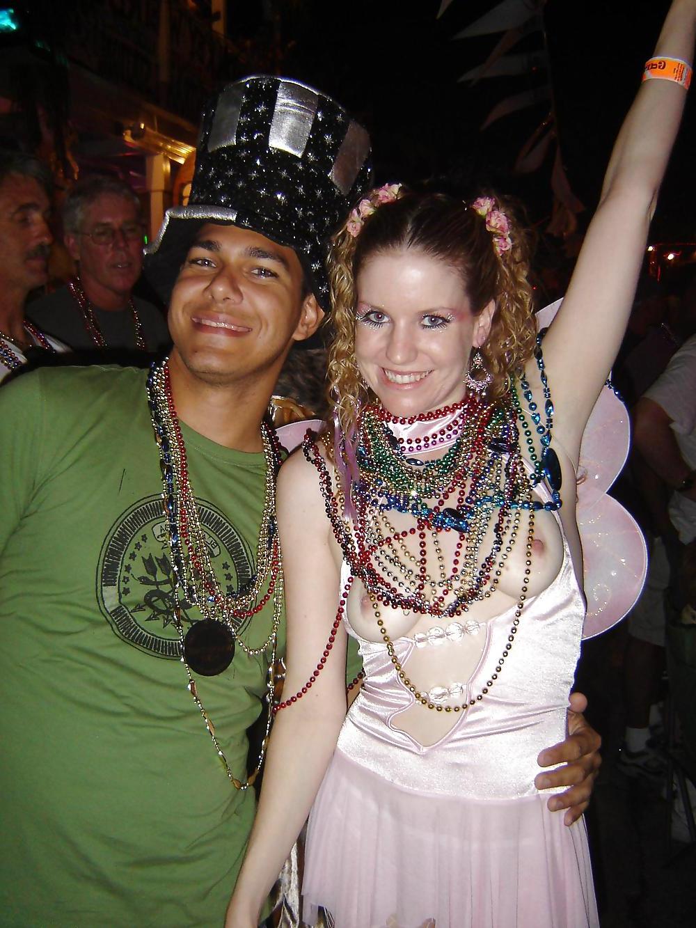 25P Mardi Gras girls flashing their boobs