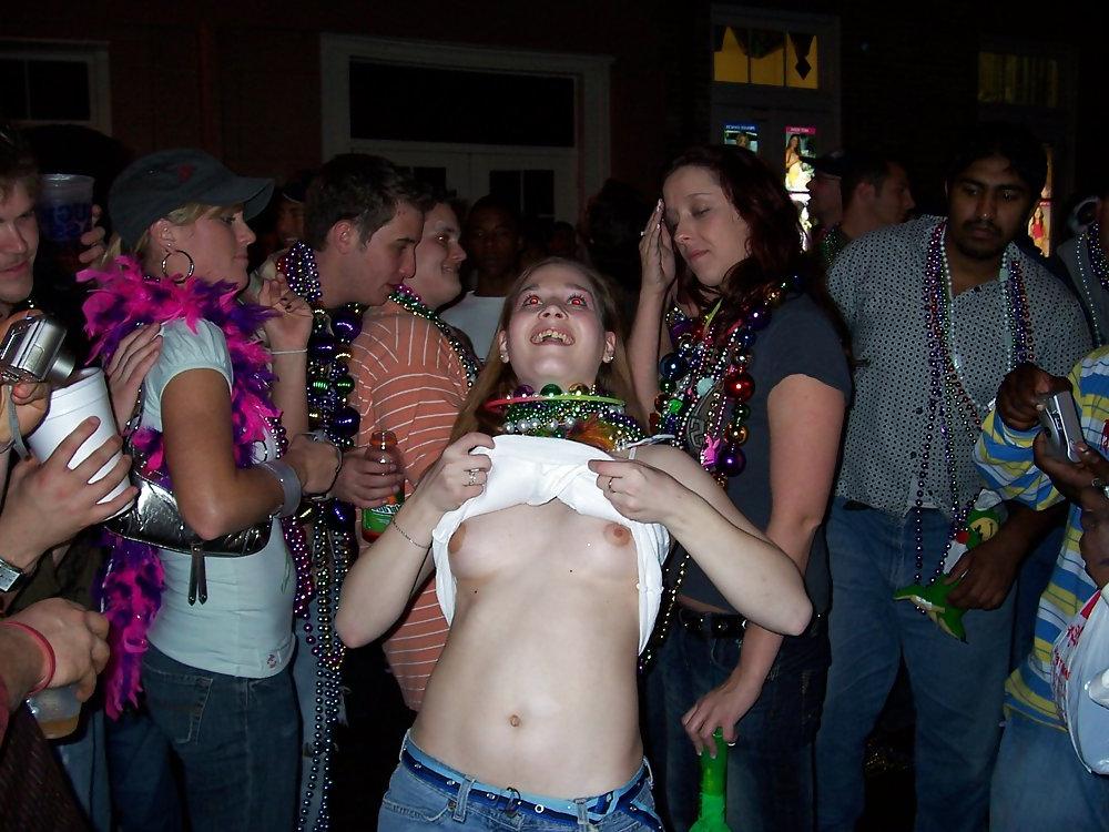 25P Mardi Gras girls flashing their boobs