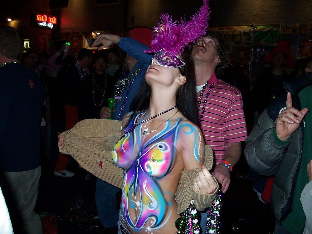 25P Mardi Gras girls flashing their boobs