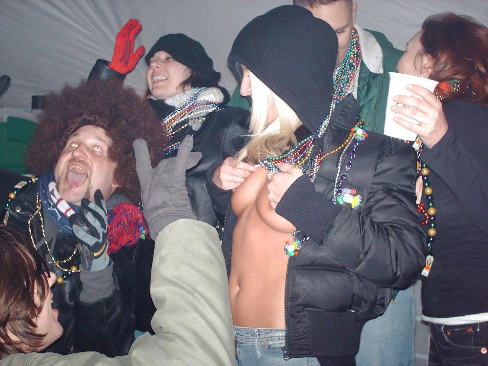 25P Mardi Gras girls flashing their boobs
