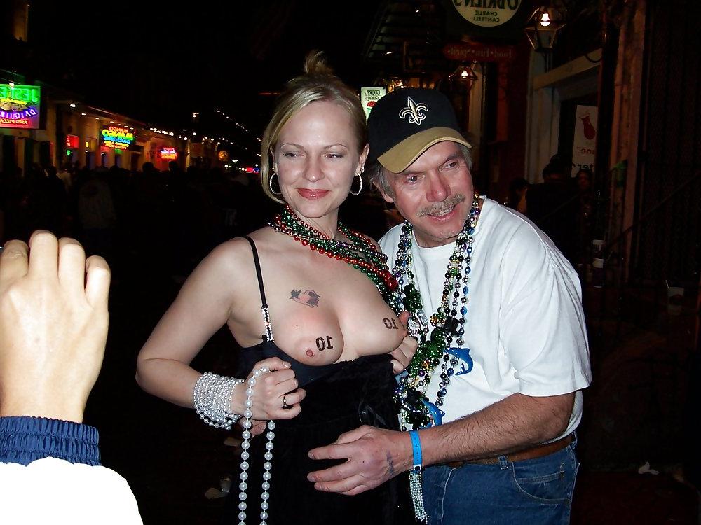 25P Mardi Gras girls flashing their boobs