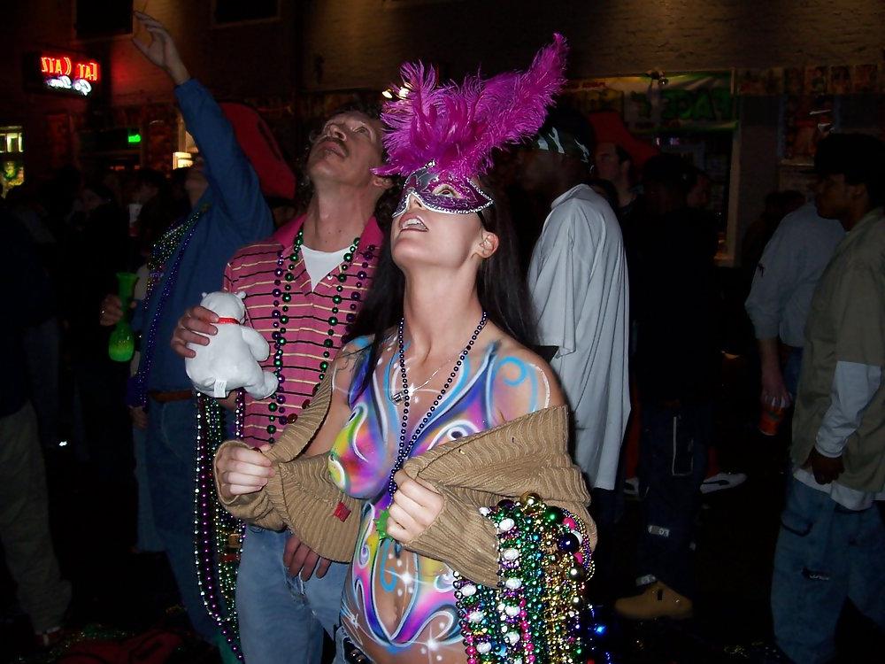 25P Mardi Gras girls flashing their boobs