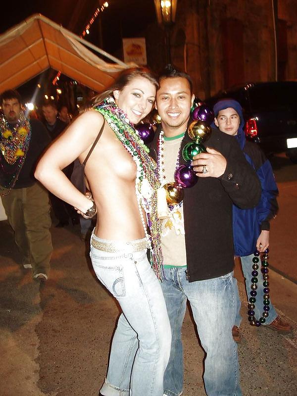 25P Mardi Gras girls flashing their boobs