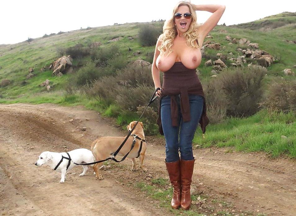 10P Big tits outdoor
