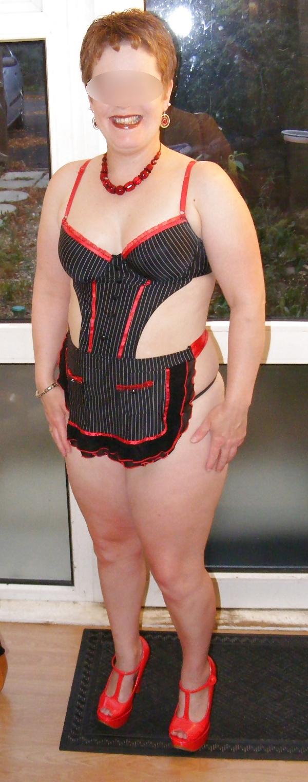 10P Maid in black and red