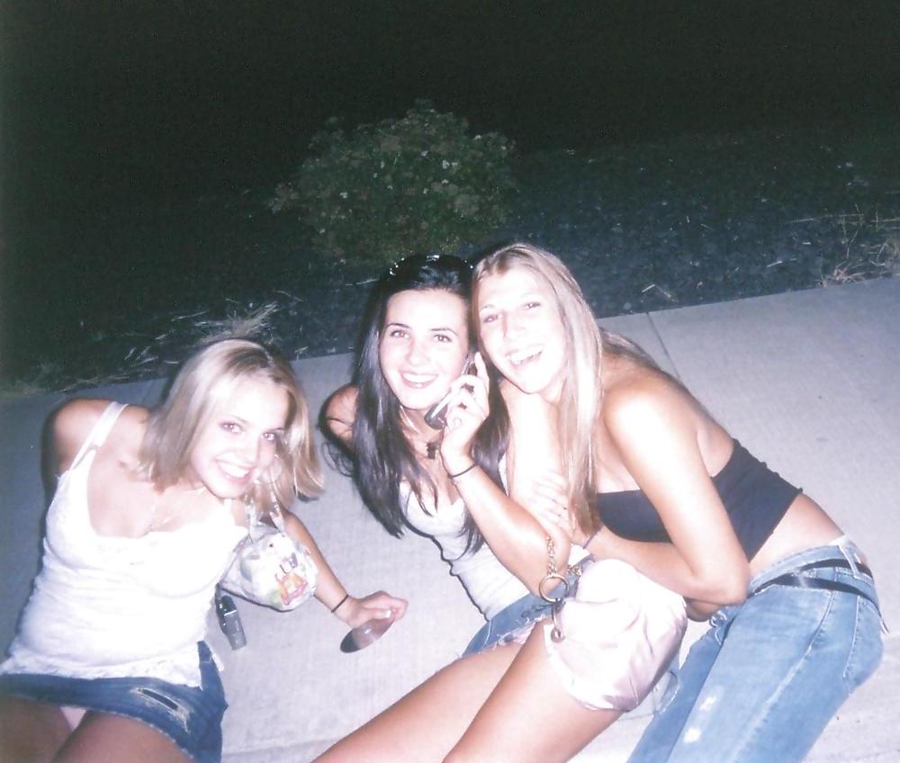 25P Upskirt babes more fanny flashers..  :)