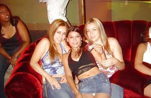 25P Upskirt babes more fanny flashers..  :)