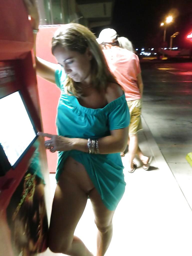 25P Upskirt babes more fanny flashers..  :)