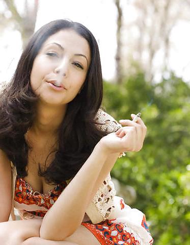 25P Smoking babes