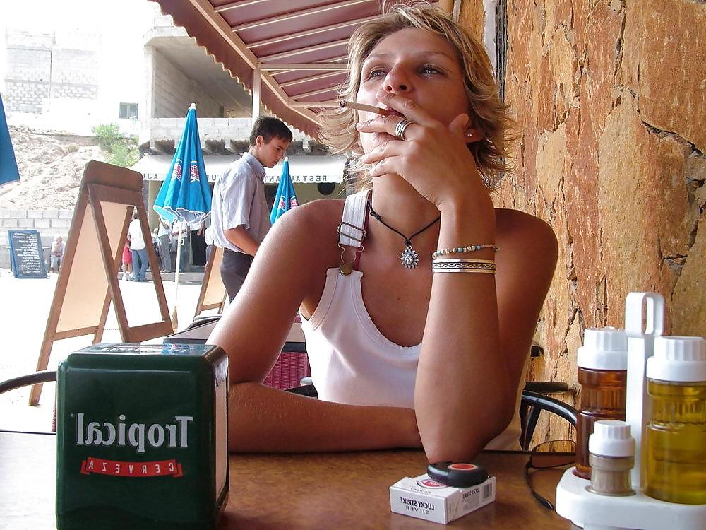 25P Smoking babes