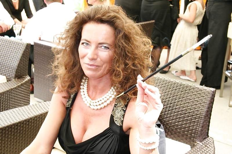 25P Smoking babes