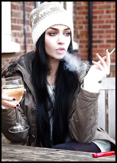 25P Smoking Beauties