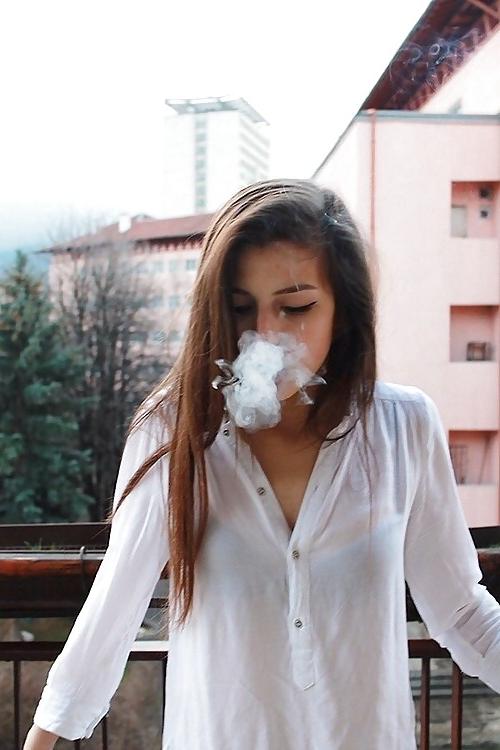 25P Smoking Beauties