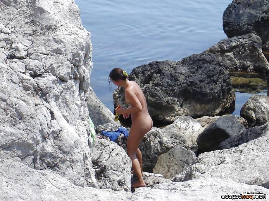 25P Hot topless beach babes