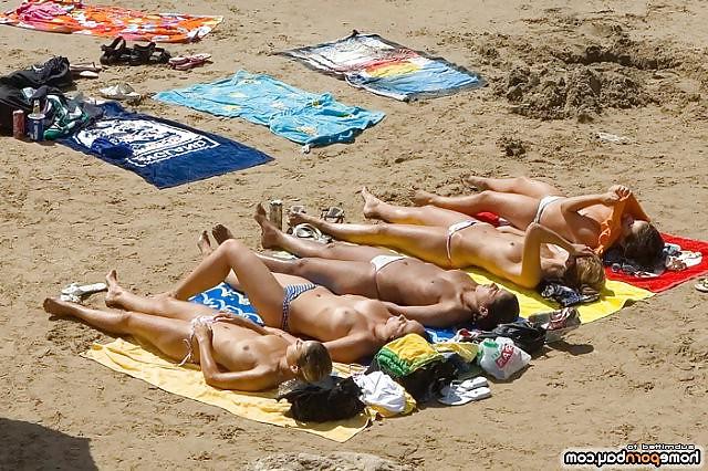 25P Hot topless beach babes