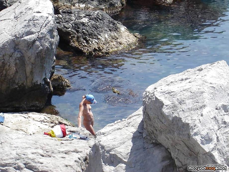 25P Hot topless beach babes