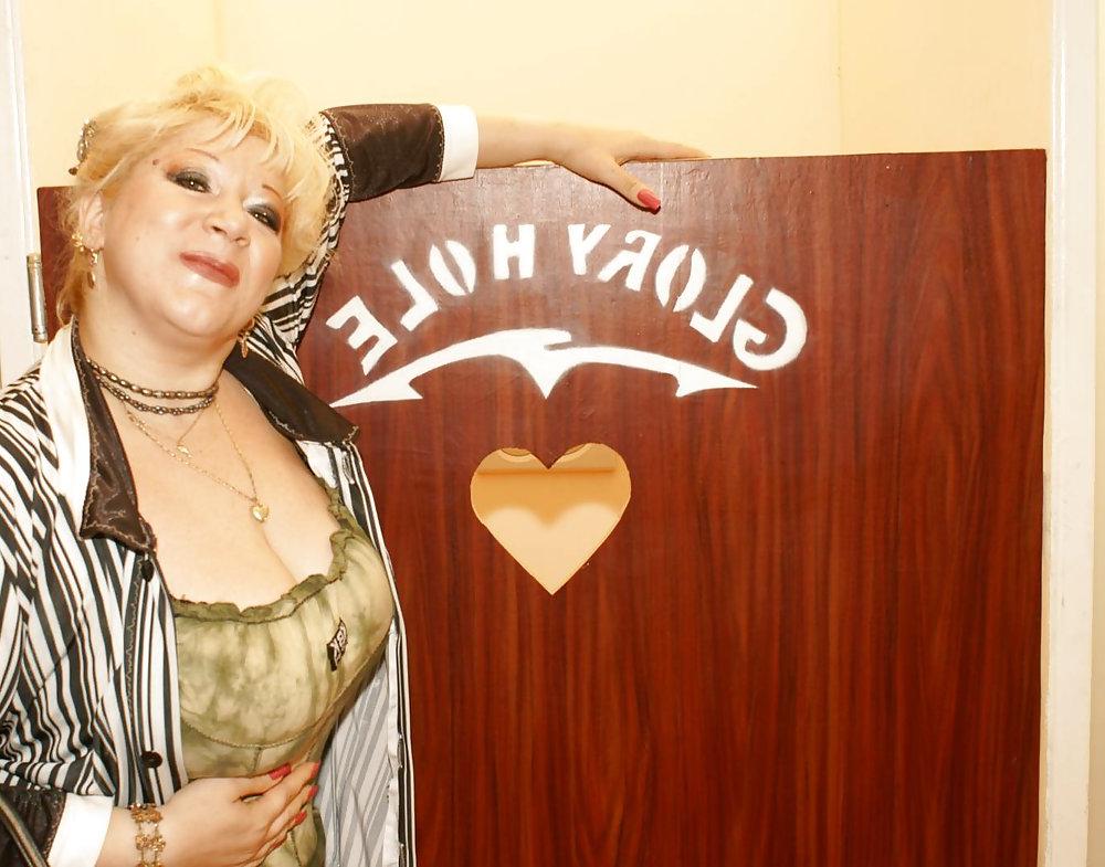 25P Moms at gloryhole
