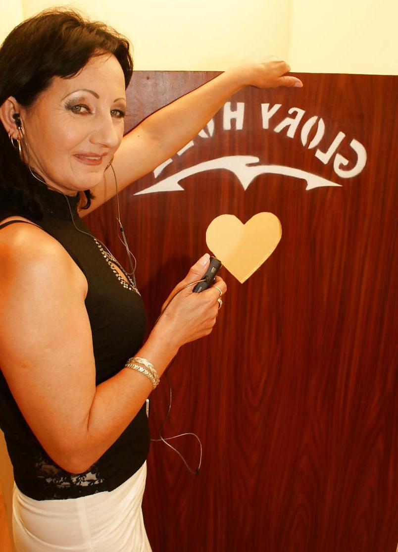 25P Moms at gloryhole