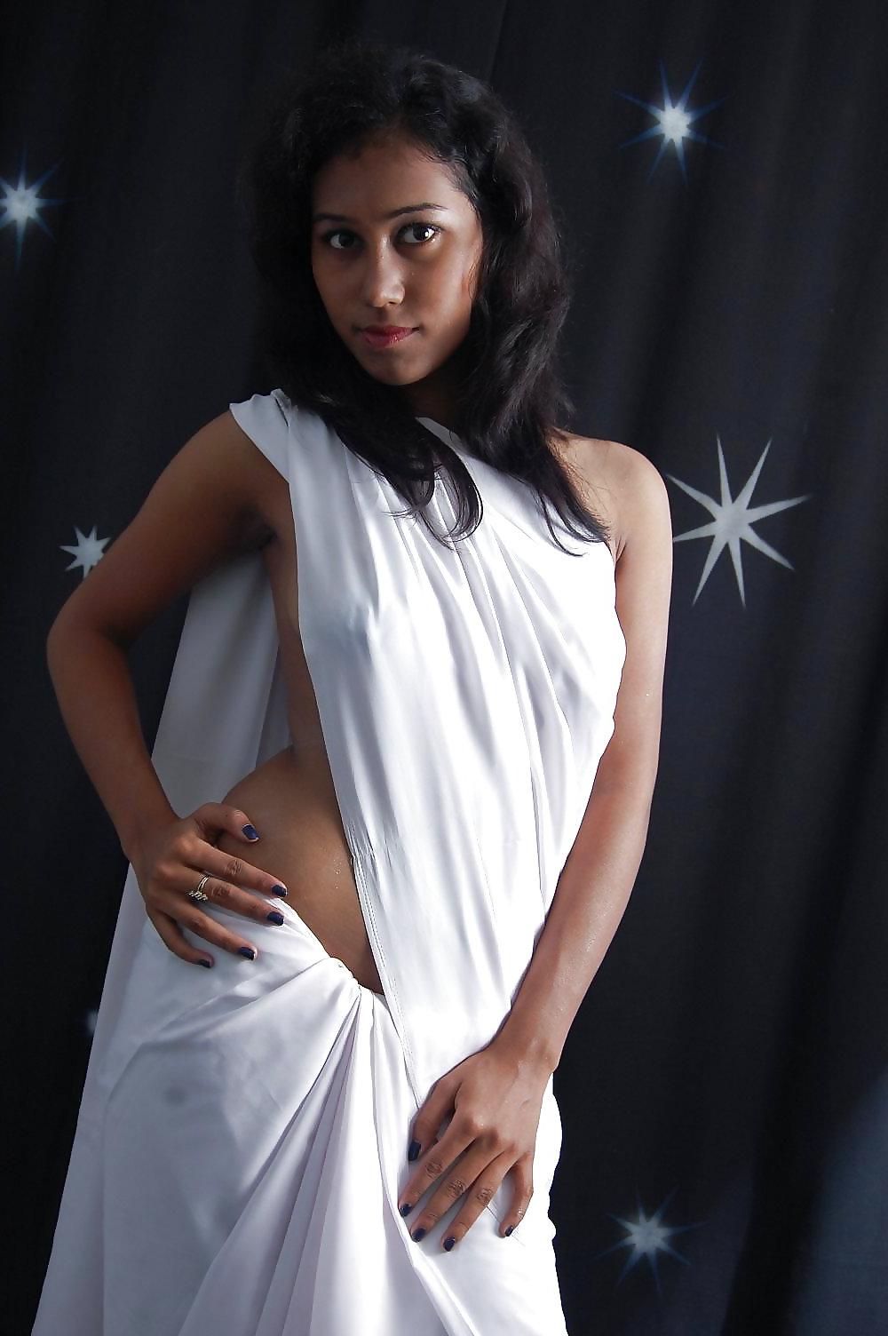 24P Indian girl in sharee