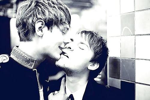 25P Hot kissing gay