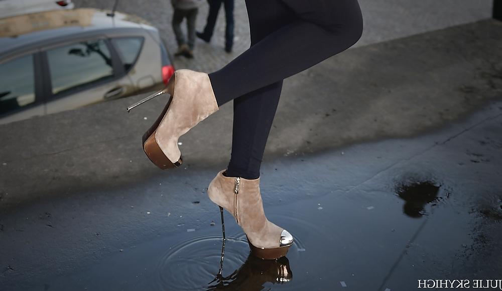 8P Julie from GGG sexy girl in legging & boots 