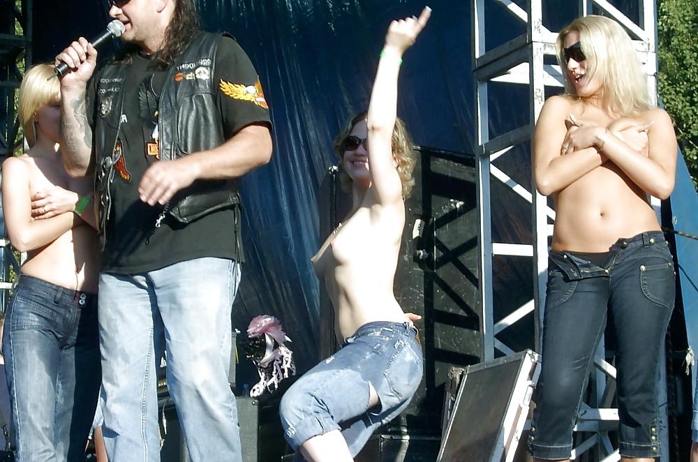 25P GIRLS TOGETHER - TITS OUT ON STAGE