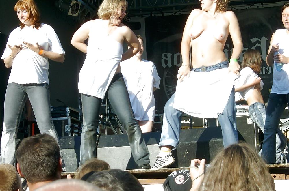 25P GIRLS TOGETHER - TITS OUT ON STAGE