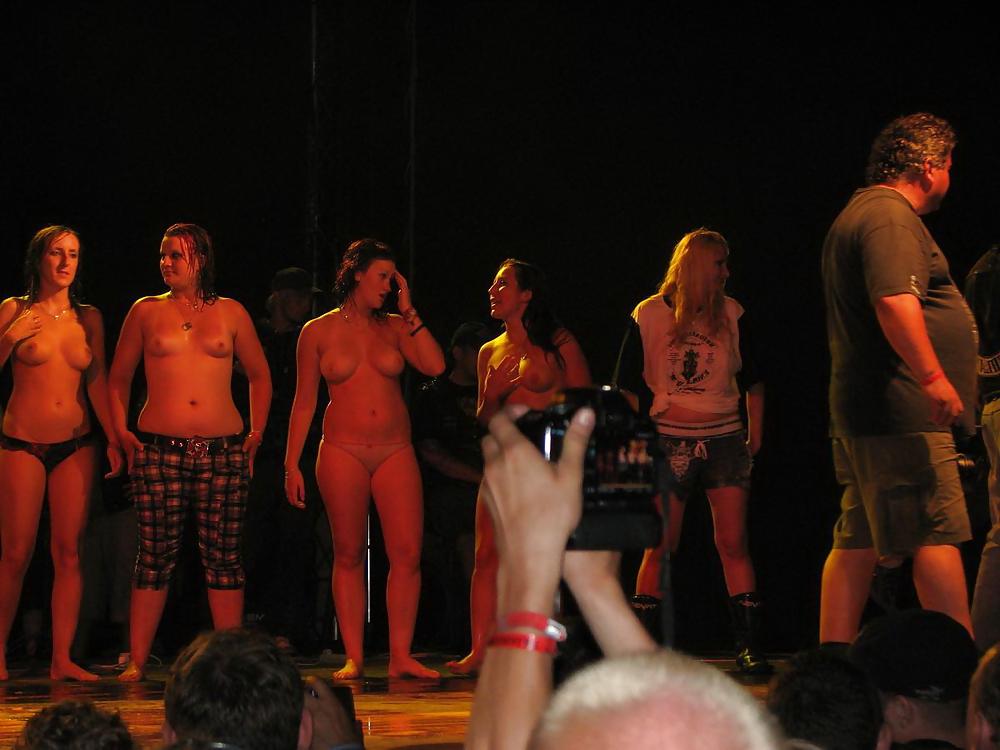 25P GIRLS TOGETHER - TITS OUT ON STAGE