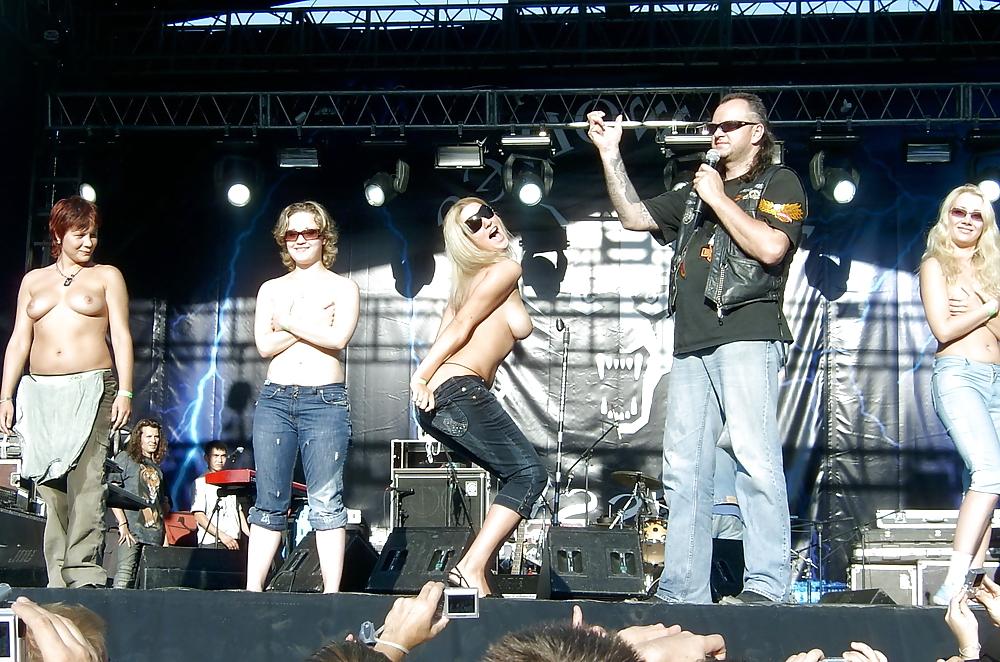 25P GIRLS TOGETHER - TITS OUT ON STAGE