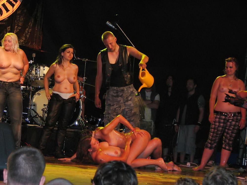 25P GIRLS TOGETHER - TITS OUT ON STAGE