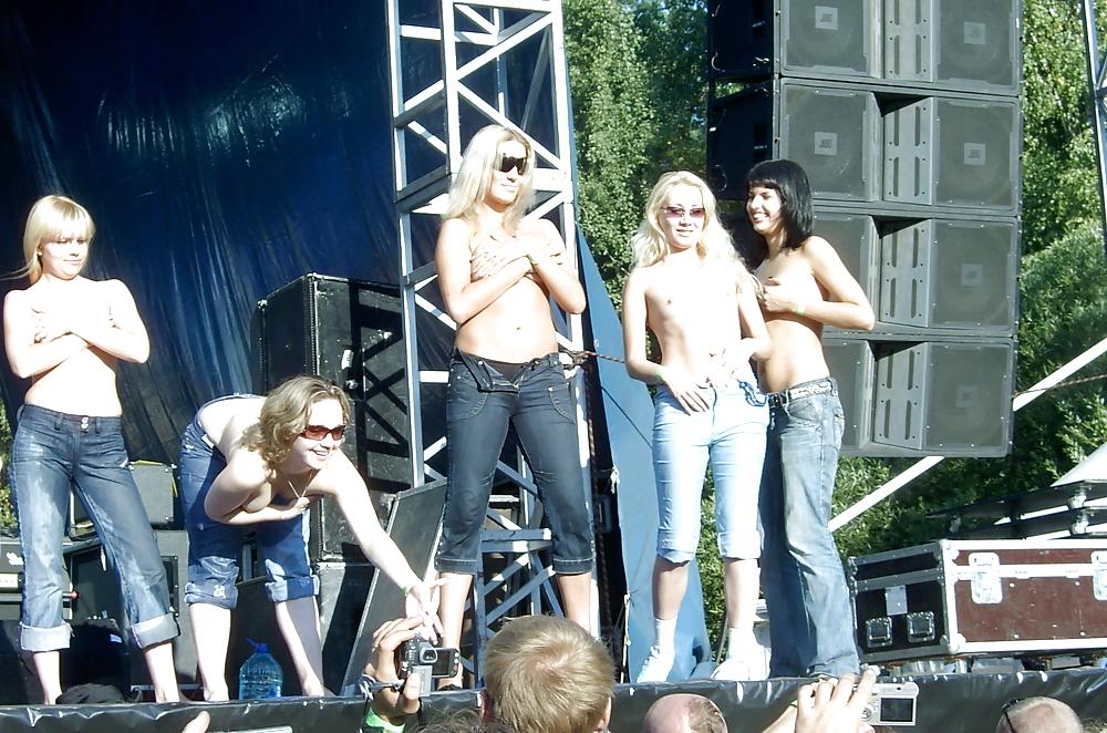25P GIRLS TOGETHER - TITS OUT ON STAGE