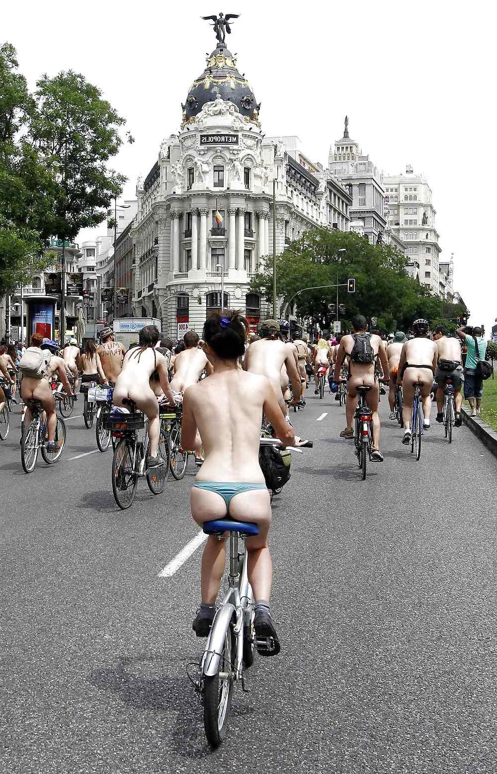 25P Sexy Girls & Bicycle